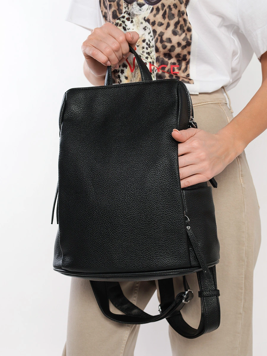 Рюкзак черного цвета с боковыми карманами